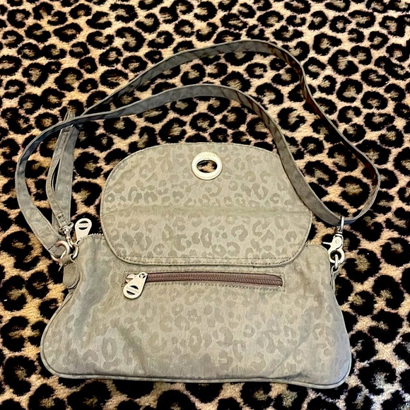 Baggallini Grey Leopard Print Canvas Travel Bag with Adjustable Strap - Picture 5 of 9